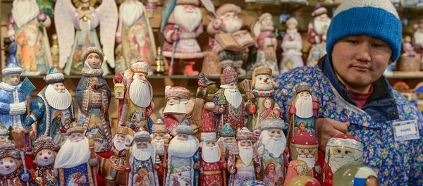 Продавец сувениров на рынке. Архивное фото Продавец сувениров на рынке. Архивное фото - Sputnik Кыргызстан
