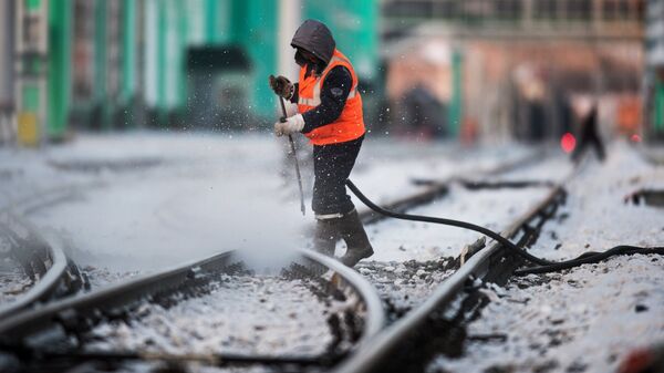 Рабочий очищает железнодорожный путь. Архивное фото - Sputnik Кыргызстан