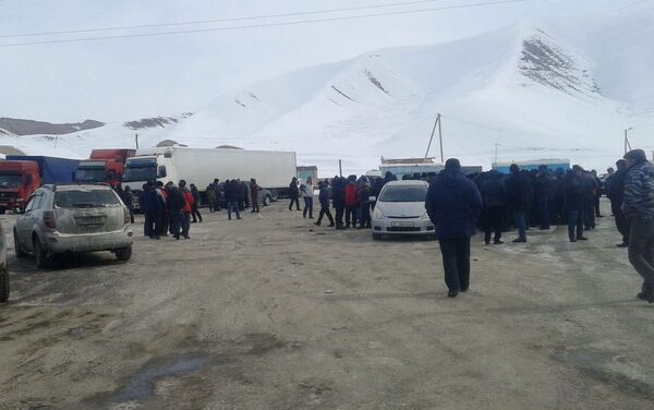 Водители большегрузных машин вышли на митинг в городе Нарыне - Sputnik Кыргызстан