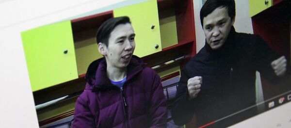 Участники КВН команды Азия MIX Эрмек Кененсаров и Аким Карасаев в промо-ролике к матчу Кыргызстан — Макао. Фото с сайта Youtube - Sputnik Кыргызстан
