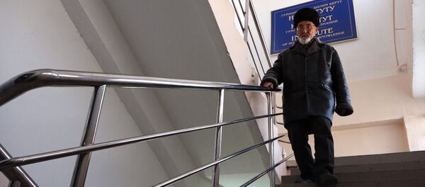 Аспирантурада окуган 80 жаштагы Төлөгөн ата диссертация жактайм деп турат Аспирантурада окуган 80 жаштагы Төлөгөн ата диссертация жактайм деп турат - Sputnik Кыргызстан