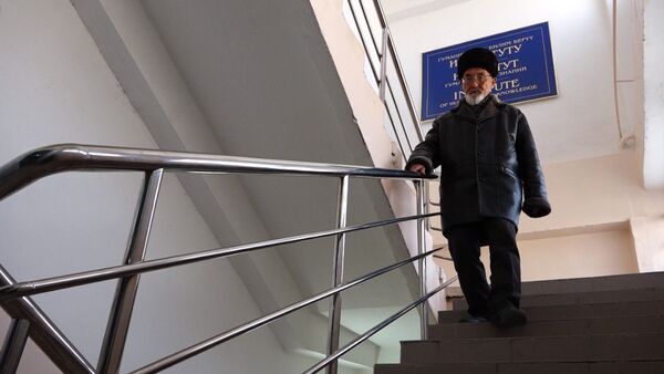 Аспирантурада окуган 80 жаштагы Төлөгөн ата диссертация жактайм деп турат - Sputnik Кыргызстан