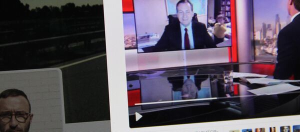 Эксперт по корейским странам, профессором Пусанского национального университета Роберт Келли во время прямого эфира BBC. Фото со страницы твиттер пользователя Tony Brown - Sputnik Кыргызстан