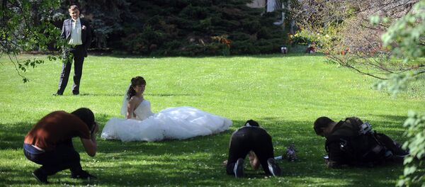 Свадебная пара в парке в Праге - Sputnik Кыргызстан