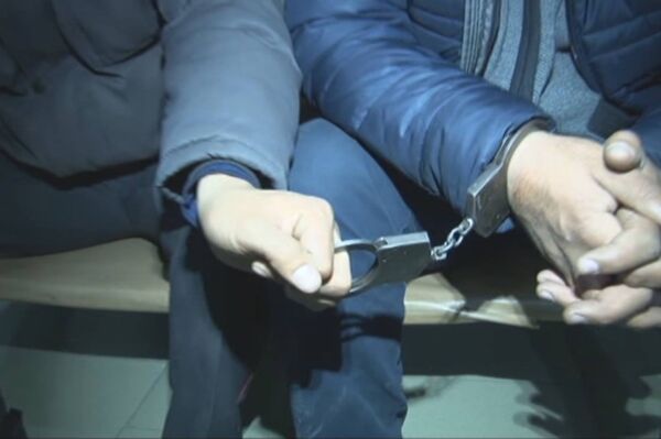 Задержанные, которых подозревают в избиении сотрудников УПМ и журналиста во время рейда в Бишкеке. Стоп-кадр из видео Задержанные, которых подозревают в избиении сотрудников УПМ и журналиста во время рейда в Бишкеке. Стоп-кадр из видео - Sputnik Кыргызстан