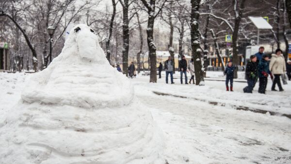 Интернет-мема Ждуна слепили из снега в Москве - Sputnik Кыргызстан