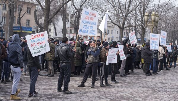 Митинг продавцов рынка Дыйкан у здания Жогорку Кенеша - Sputnik Кыргызстан