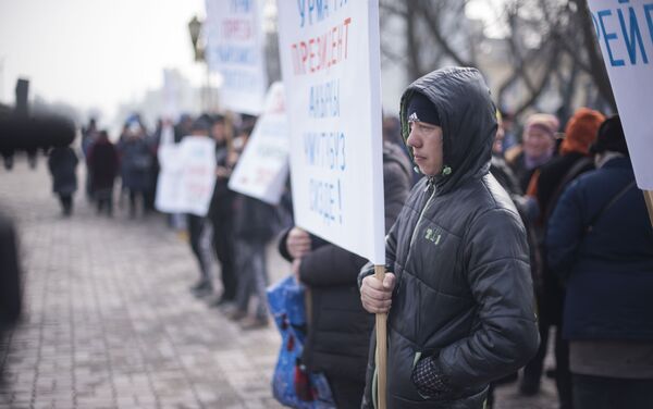 По словам организаторов, протестуют порядка 300 человек. - Sputnik Кыргызстан