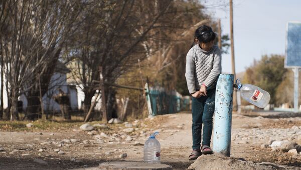 Девочка набирает воду из колонки. Архивное фото - Sputnik Кыргызстан