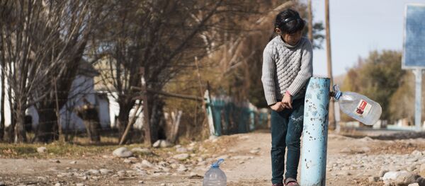 Девочка набирает воду из колонки. Архивное фото - Sputnik Кыргызстан