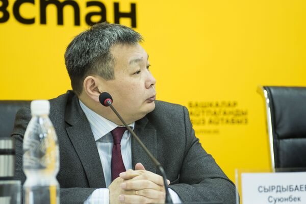 Руководитель экспертной группы по разработке законодательства по лекарственным средствам Суюнбек Сырдыбаев на пресс-конференции - Sputnik Кыргызстан