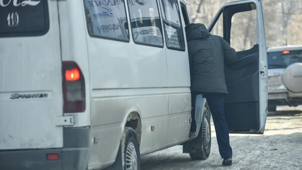 Маршруткага отуруп жаткан жүргүнчү. Архив - Sputnik Кыргызстан