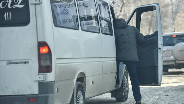 Пассажир садится на маршрутку. Архивное фото - Sputnik Кыргызстан