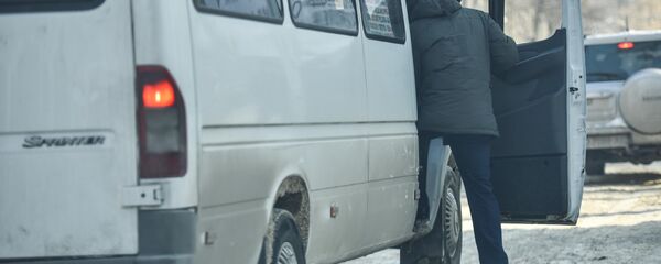 Мужчина садится на маршрутку. Архивное фото Мужчина садится на маршрутку. Архивное фото - Sputnik Кыргызстан