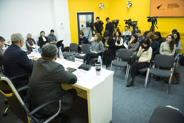 Журналисты на пресс-конференции Проблемы доступности лекарств в Кыргызстане в мультимедийном центре Sputnik Кыргызстан. - Sputnik Кыргызстан