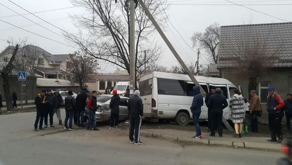 ДТП на пересечении улиц Элебаева и Карасаева - Sputnik Кыргызстан
