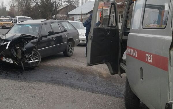 Происшествие случилось 13 марта. Спасатели и врачи скорой помощи помогли пострадавшим. - Sputnik Кыргызстан