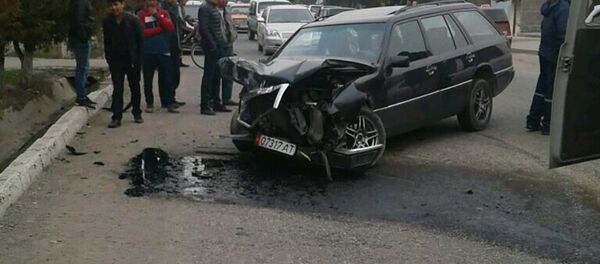 Жалал-Абад облусунун Базар-Коргон районунда Mercedes-Benz менен Nissan Primera унаалары кагышып, анын кесепетинен беш киши жабыркаганын ӨКМ билдирди Жалал-Абад облусунун Базар-Коргон районунда Mercedes-Benz менен Nissan Primera унаалары кагышып, анын кесепетинен беш киши жабыркаганын ӨКМ билдирди - Sputnik Кыргызстан