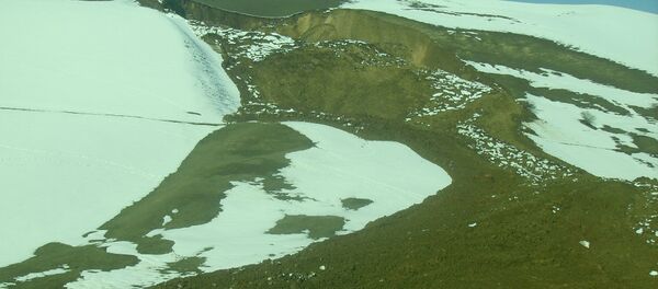 Сузак районунун Кызыл-Туу айыл аймагынын Соку-Таш айылында адырда жер көчкүнүн сүрүлүүсү байкалып, турак-жайларга кооптуулук жаратканын ӨКМ билдирди - Sputnik Кыргызстан