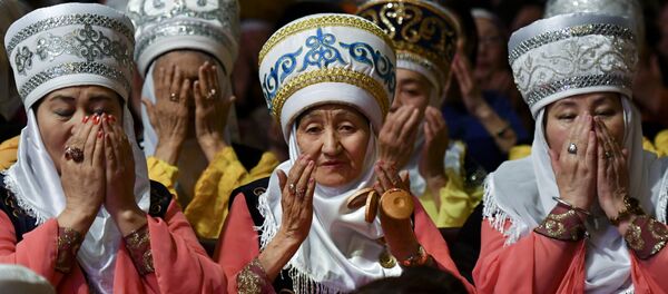 Бата берип жаткан апалар. Архив Бата берип жаткан апалар. Архив - Sputnik Кыргызстан