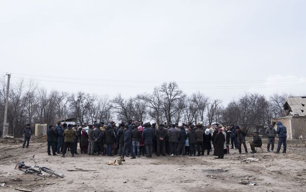 Жители поселка Дача СУ под Бишкеком, где в январе разбился самолет, требуют выплатить им компенсацию и переселить в безопасное место. - Sputnik Кыргызстан