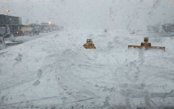 Расчистка взлетно-посадочной полосы от снега в аэропорту LaGuardia в Нью-Йорке - Sputnik Кыргызстан