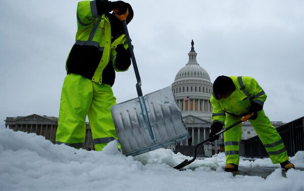 Рабочие очищают дорожки возле Капитолия в Вашингтоне - Sputnik Кыргызстан