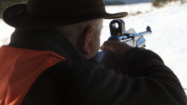 Охотник стреляет из ружья. Архивное фото - Sputnik Кыргызстан