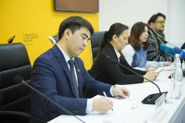 Депутат ЖК, инициатор Закона О запрете охоты в КР Жанар Акаев - Sputnik Кыргызстан