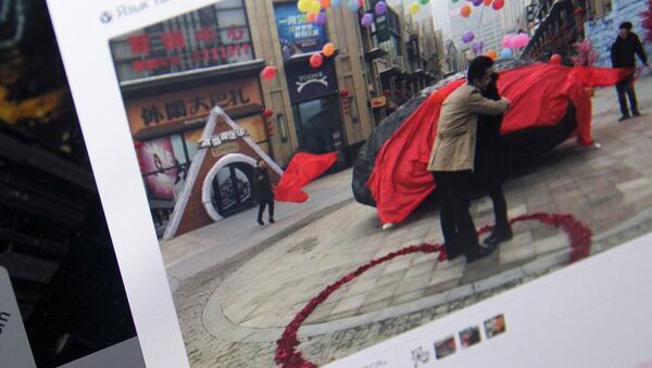 Житель города Урумчи делает предложение своей девушке, фото со страницы Твиттер пользователя ShanghaiExpat - Sputnik Кыргызстан