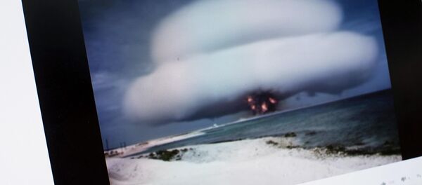 Снимок с видеохостинга Youtube канала Lawrence Livermore National Laboratory. Уникальные съемки испытаний атомных бомб времен холодной войны в США Снимок с видеохостинга Youtube канала Lawrence Livermore National Laboratory. Уникальные съемки испытаний атомных бомб времен холодной войны в США - Sputnik Кыргызстан