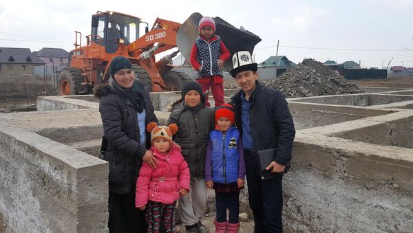 Строительство дома для семьи Мамыровых в селе Степное - Sputnik Кыргызстан