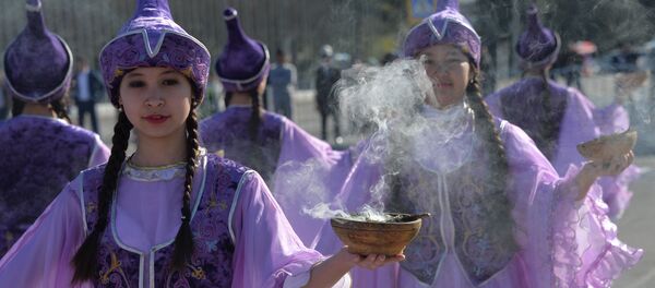 Девушка в национальной одежде на праздновании Нооруза на площади Ала-Тоо. Архивное фото - Sputnik Кыргызстан