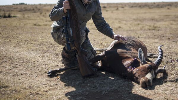 Охотник стоит рядом у убитой антилопой. Архивное фото - Sputnik Кыргызстан