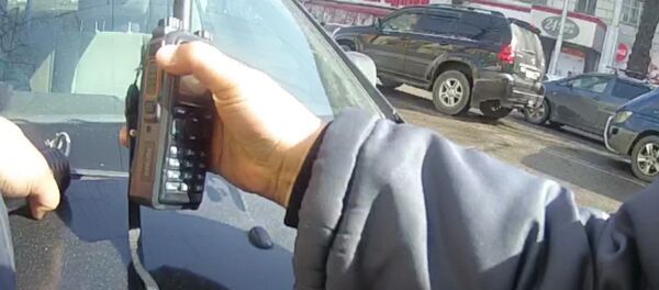 Сбил милиционера и провез на капоте — видео с нагрудного жетона инспектора - Sputnik Кыргызстан