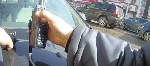 Милицияны капотко сүйрөткөн боюнча айдап кеткен окуянын видеосу - Sputnik Кыргызстан