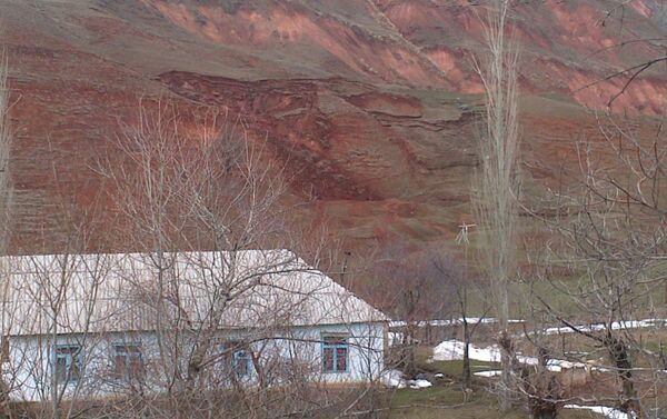 Оползень остановился в метре от домов, едва не завалив восемь жилищ и мост. - Sputnik Кыргызстан