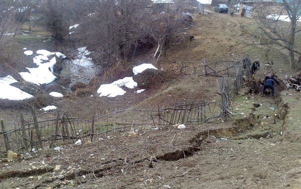 Министерство также посоветовало мэрии Майлуу-Суу взять под наблюдение шесть домов, находящихся в опасной зоне. - Sputnik Кыргызстан