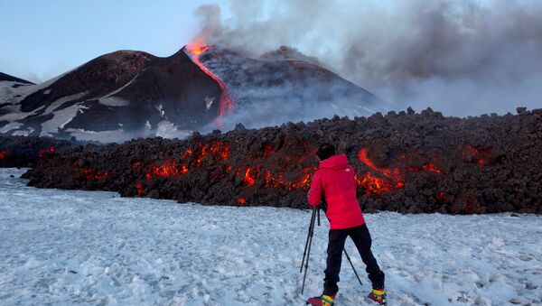 Извержения лавы вулкана Этна - Sputnik Кыргызстан
