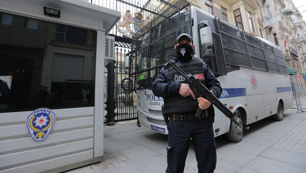 Сотрудники турецкой полиции в Стамбуле - Sputnik Кыргызстан