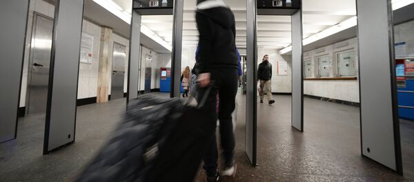 Работа досмотровой зоны станций метро Курская Кольцевой линии - Sputnik Кыргызстан