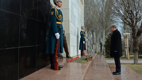 Президент Алмазбек Атамбаев 2002-жылы Аксы окуясында курман болгондорду эскерди - Sputnik Кыргызстан