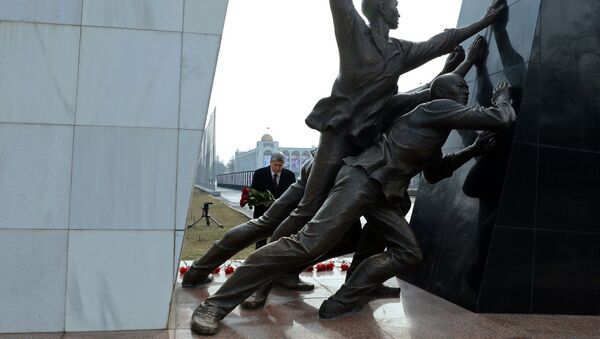 Алмазбек Атамбаев почтил память погибших во время Аксыйских событий 2002 года - Sputnik Кыргызстан