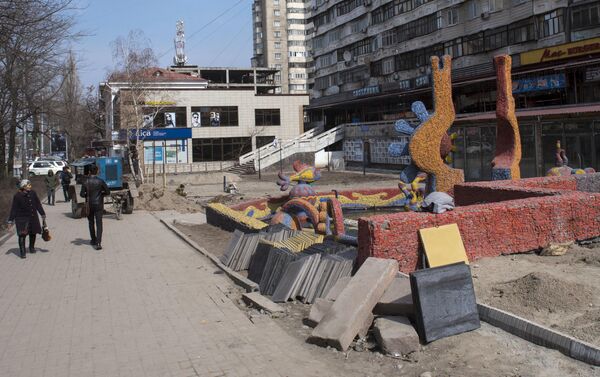 Рабочие муниципального предприятия Зеленстрой занимаются укладкой тротуарной плитки, работы планируют завершить в течение 4-5 дней. - Sputnik Кыргызстан