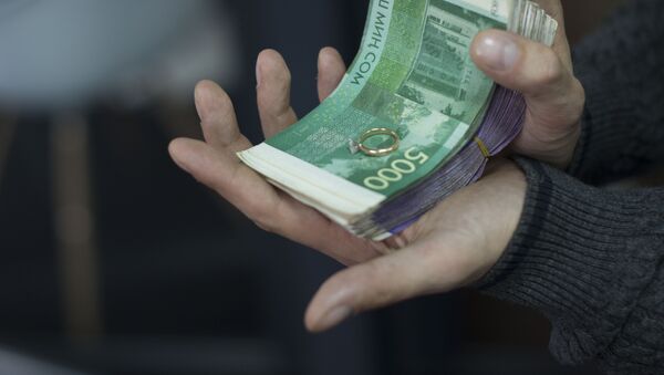 Мужчина держит деньги и обручальное кольцо - Sputnik Кыргызстан