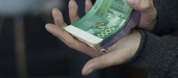 Мужчина держит деньги и обручальное кольцо - Sputnik Кыргызстан