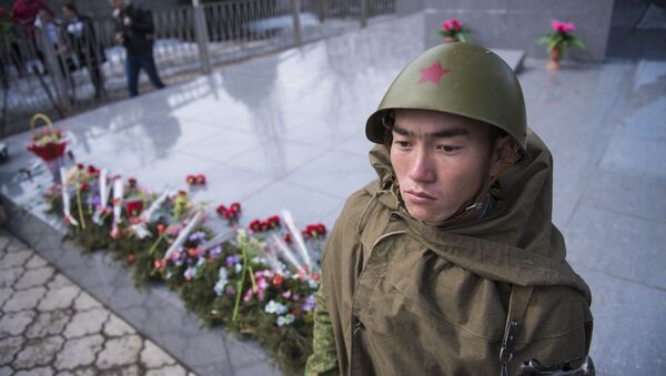 Военнослужащий на митинг-реквиеме в честь дня победы. Архивное фото - Sputnik Кыргызстан