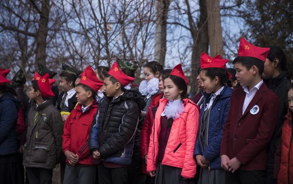 Весь церемониал — трехкратный залп, возложение цветов, вынос флагов — был выполнен служащими роты почетного караула Национальной гвардии КР. - Sputnik Кыргызстан