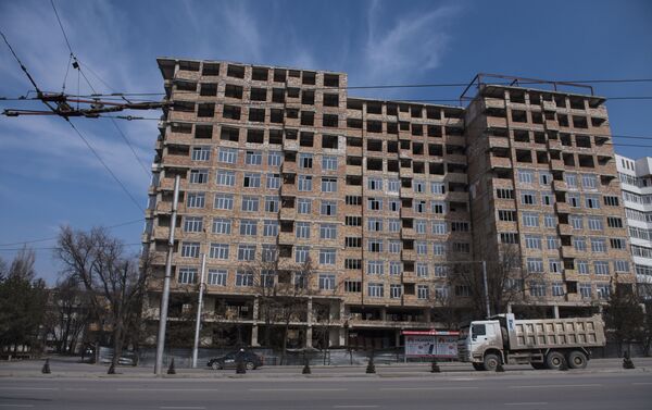 Многоэтажное здание, строящееся на участке оперного певца Керима Турапова в 8-м микрорайоне Бишкека - Sputnik Кыргызстан