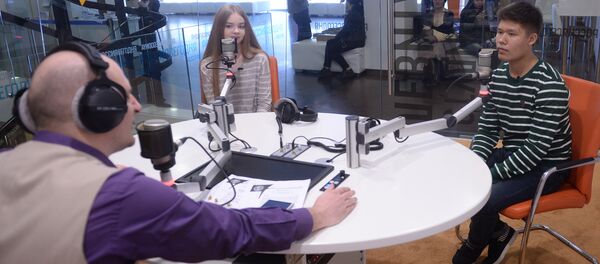 Двое участников музыкального шоу Ты супер!, мечтающие о профессии журналиста, стали ведущими эфира из студии Sputnik — Радиорубки Левитана - Sputnik Кыргызстан